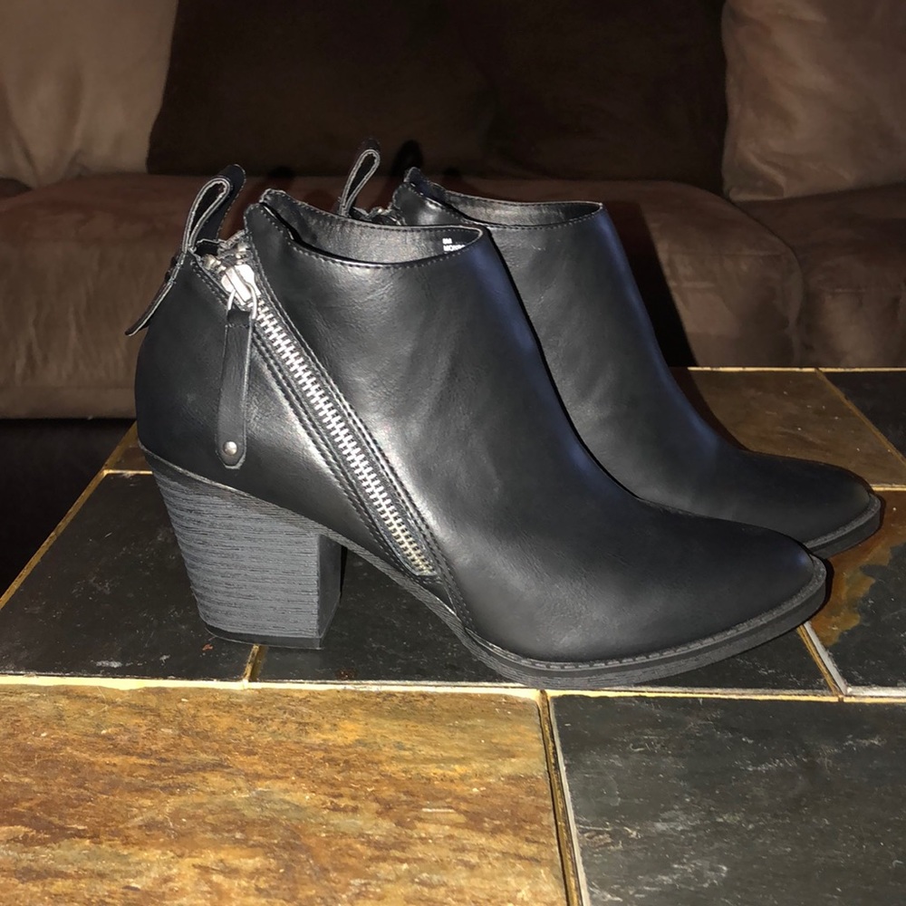 NWOT BLACK ANKLE BOOTIES SIZE 8 💫